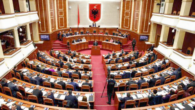 Pensioni suplementar, hyjnë në fuqi ndryshimet e reja, sa përfitojnë kryeministri e deputetët