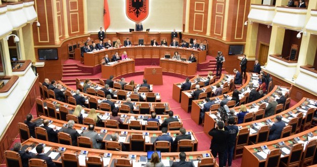 FATION BUNJAKU/Rama mund të humbasë mazhorancën, a mund të rrëzohet të enjten ligji i mbetjeve