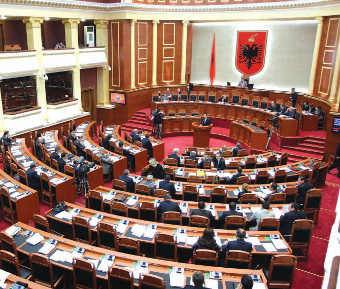 Parlamenti fal mijëra gjoba për pagesat e sigurimeve. Mazhoranca nuk arrin kuorumin për shkak të LSI-së