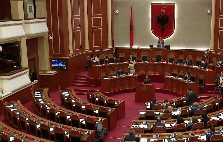 Mazhoranca tërhiqet, Parlamenti shtyn vettingun, bllokohet procesi