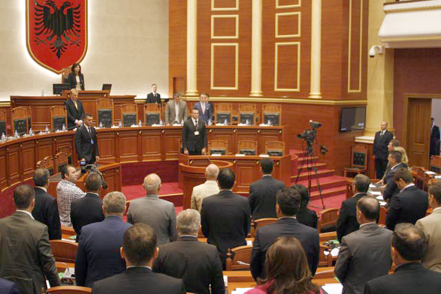 Parlamenti një minutë heshtje për viktimat e Parisit