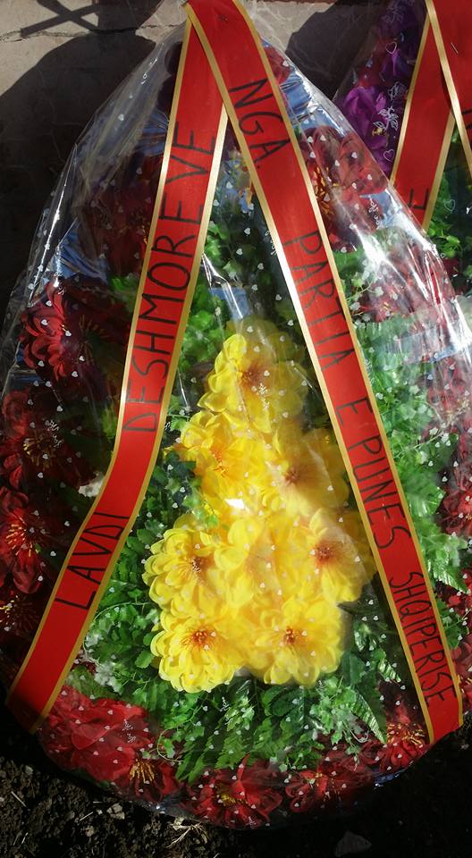 FOTO LAJM/ Lezhë, në Varrezat e Dëshmorëve bëhen homazhe edhe nga Komunistët