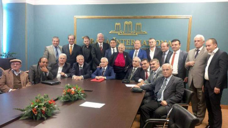 FOTO/ Mbi 20 parti të vogla në një tryezë, presion për ndryshimin e Kodit Zgjedhor