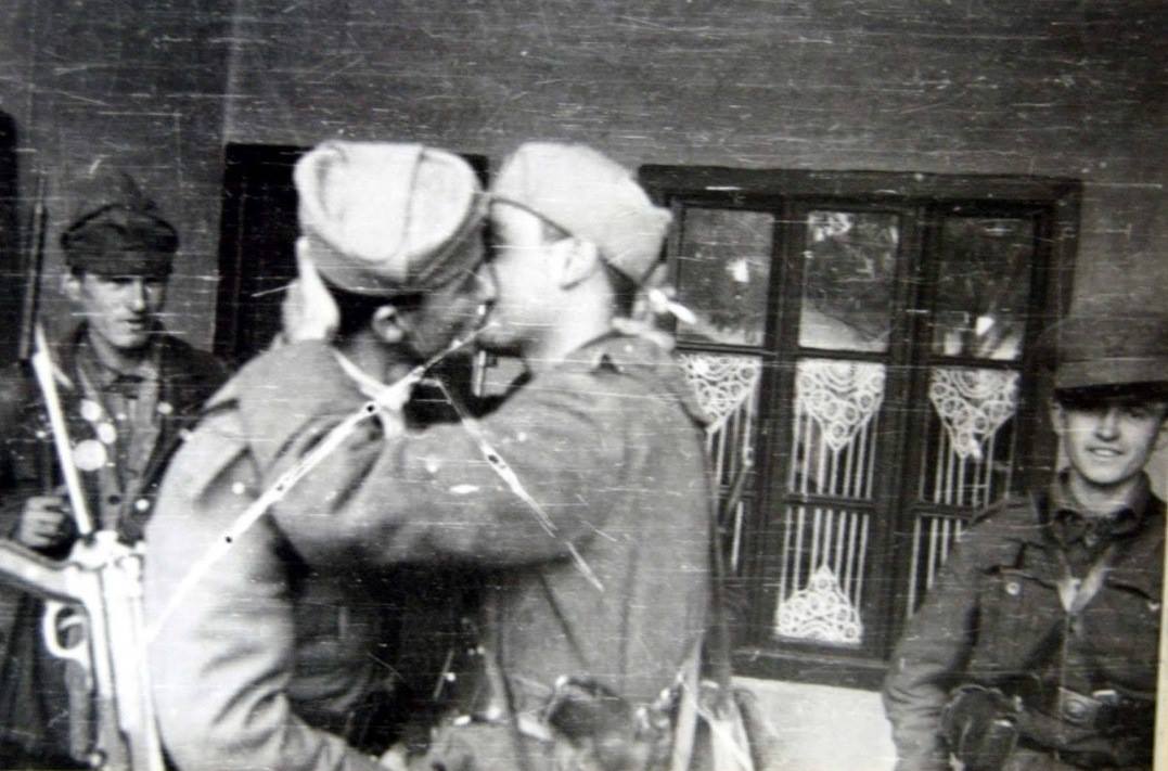 FOTO(AMARCORD)/ Një puthje e turpshme partizanësh, foto e plotë