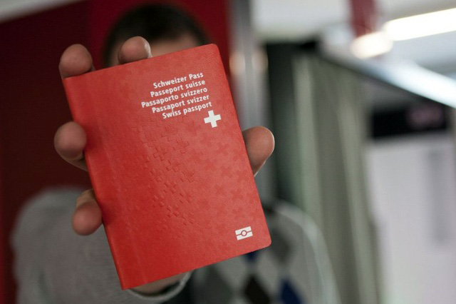 Kryebashkiakja e Zyrihut u bën thirrje shqiptarëve: Merrni pasaportën zvicerane!