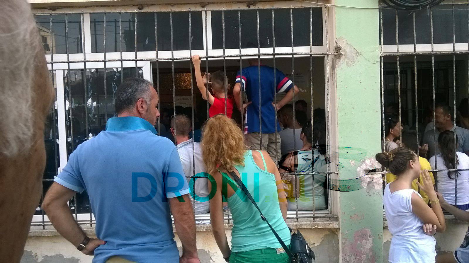 FOTO/ Durrës, radhë të gjata për një pasaportë, ose të paguash për “tu nxirë jeta”