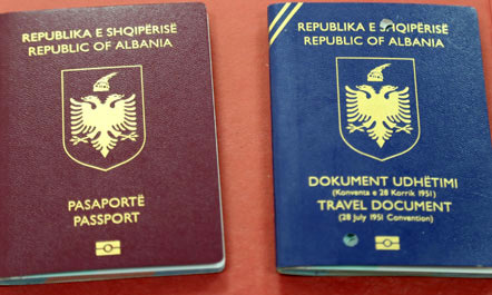 Azilantët në Shqipëri tashmë me pasaportë biometrike