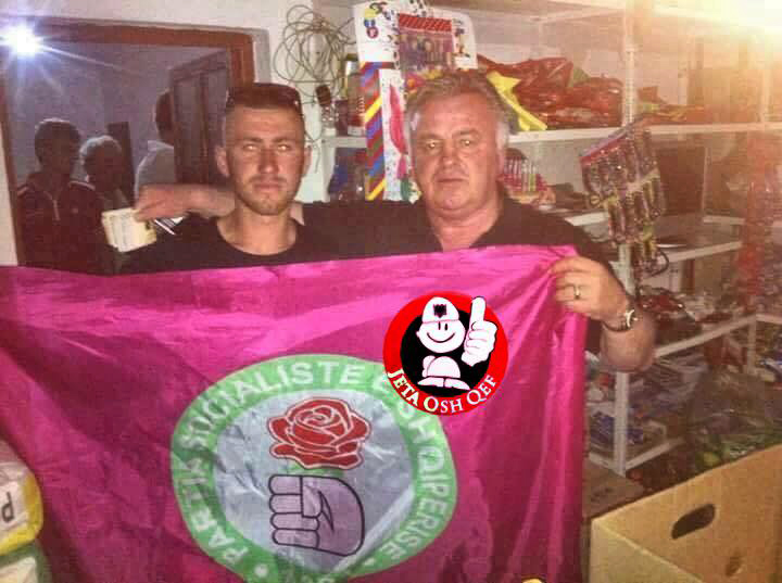 FOTO LAJM/ Paulin Sterkaj nuk fsheh gjë…, jo flamurin e PS-së por as lekët për fushatë