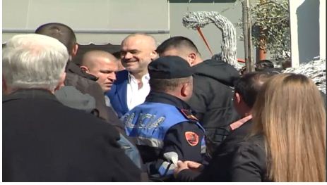 Regjia e qeverisë fsheh pamjet me Saimir Tahirin