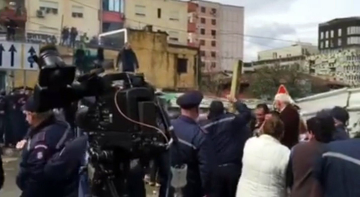 VIDEO SKANDAL/ Protesta te bulevardi i ri, policit bashkiak “i ikën truri”, sulmon protestuesit me çfarë ka në dorë