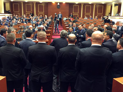 Frikë nga protesta, Meta mbyll senancën parlamentare për 12 minuta