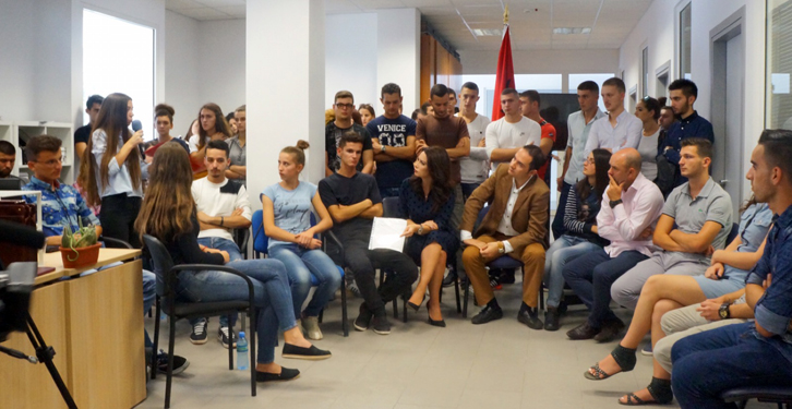 Maturantët: Të ndalet procesi i padrejtë dhe të largohet Lindita Nikolla