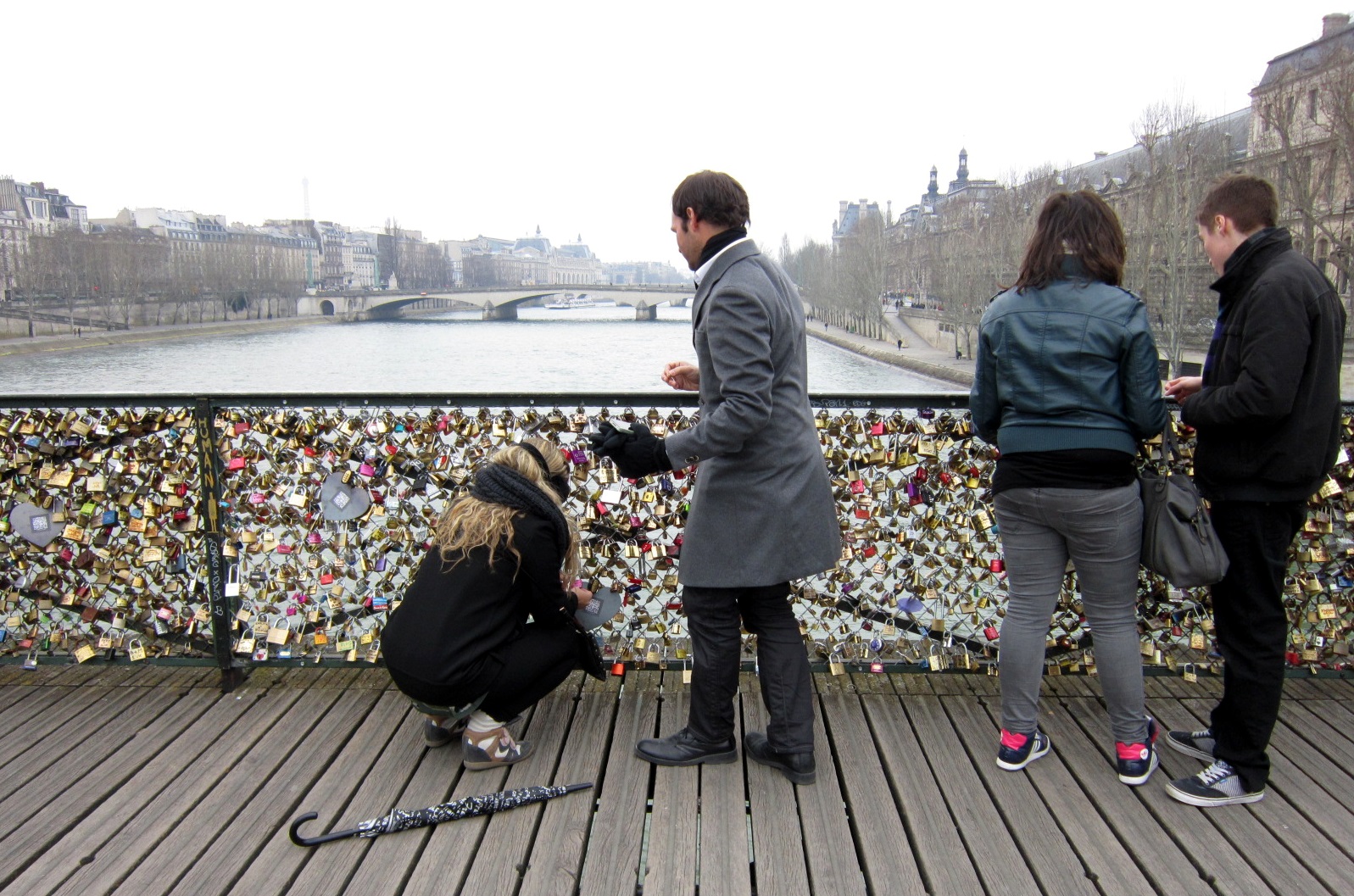 Urës së Parisit do ti hiqen “drynat e dashurisë”