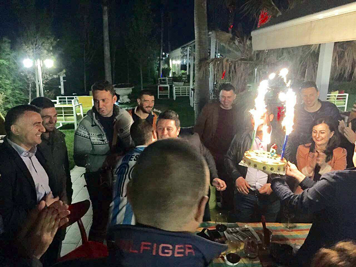 FOTO GALERI/ Pjerin Ndreu riciklon “Rilindësin” Arben Ndoka për fushatë