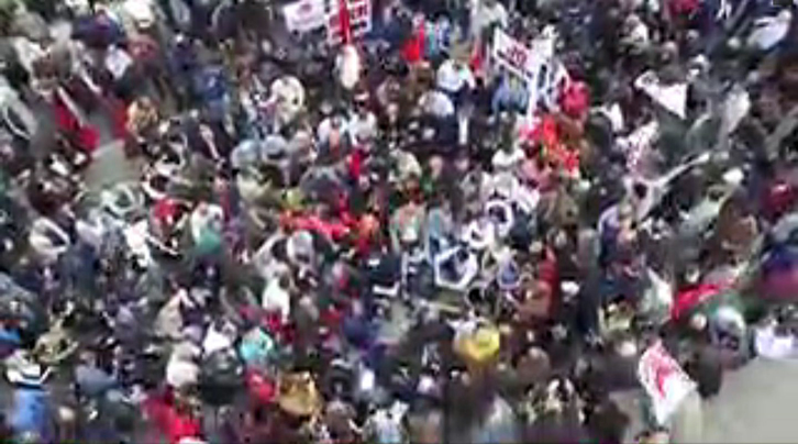 VIDEO nga DRONI/ Pamje të rralla, pjesëmarrje masive protestuesish