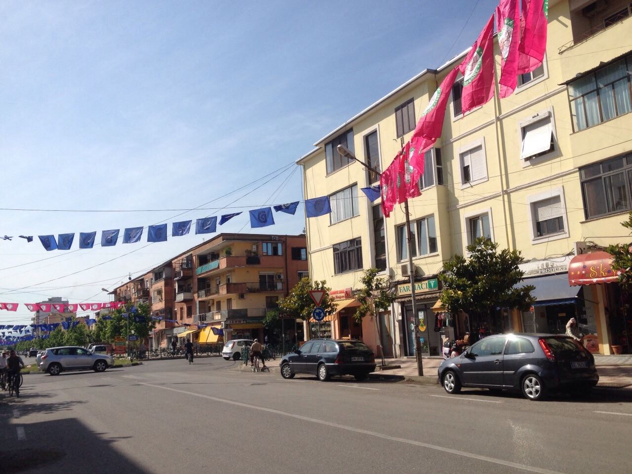 FOTO/ Shkodra “ngjyroset” kuq e blu, gati për fushatë