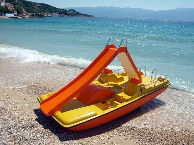 Durrës, policia shpëton 5 kosovarë, ranë nga pedalina e përmbytur