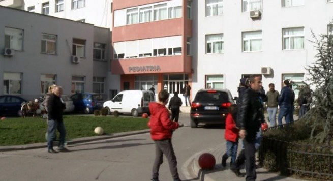 SIMPTOMAT/ Viruset gripale, në 3 ditë 850 fëmijë marrin mjekim në QSUT