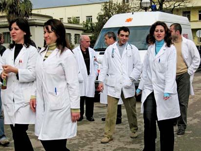 STUDIMI/ Lidhjet partiake, kusht për punësimin e mjekëve në Shqipëri