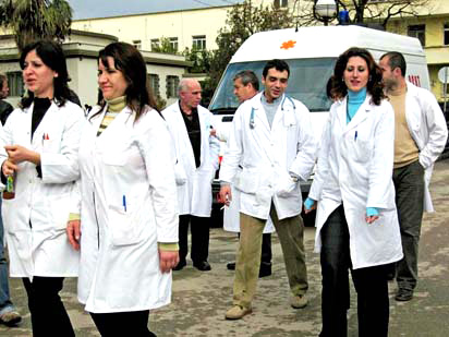 500 mjekë e infermierë peticion kundër testimit të tyre