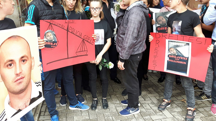 FOTO/ Vdekja e shqiptarit në polici, të afërmit e familjarët protestojnë para ambasadës greke