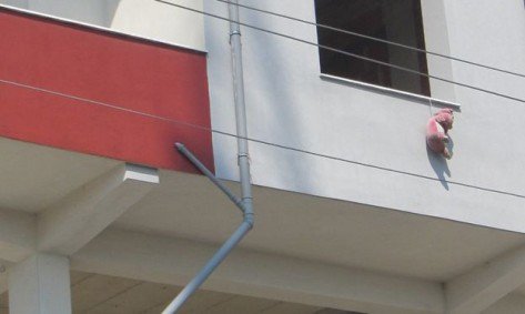 Gazetarja e BBC kopjon Baxhakun, pse shqiptarët varin kukullat në murin e shtëpisë