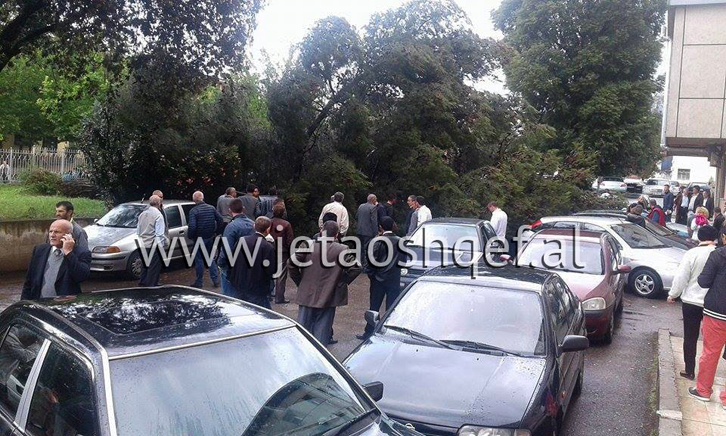 VIDEO/ Bie pema gjigante te spitali “Nënë Tereza”, zë poshtë njerëz dhe makina