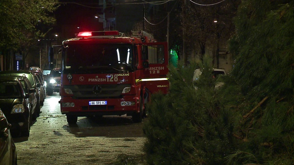 VIDEO/Tiranë, pema zë pastruesen poshte te rruga Fortuzi