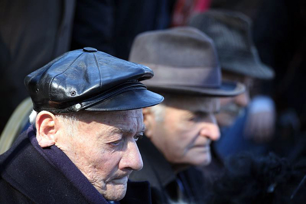 Raporti i BB: Shqiptarët po shkon drejt plakjes