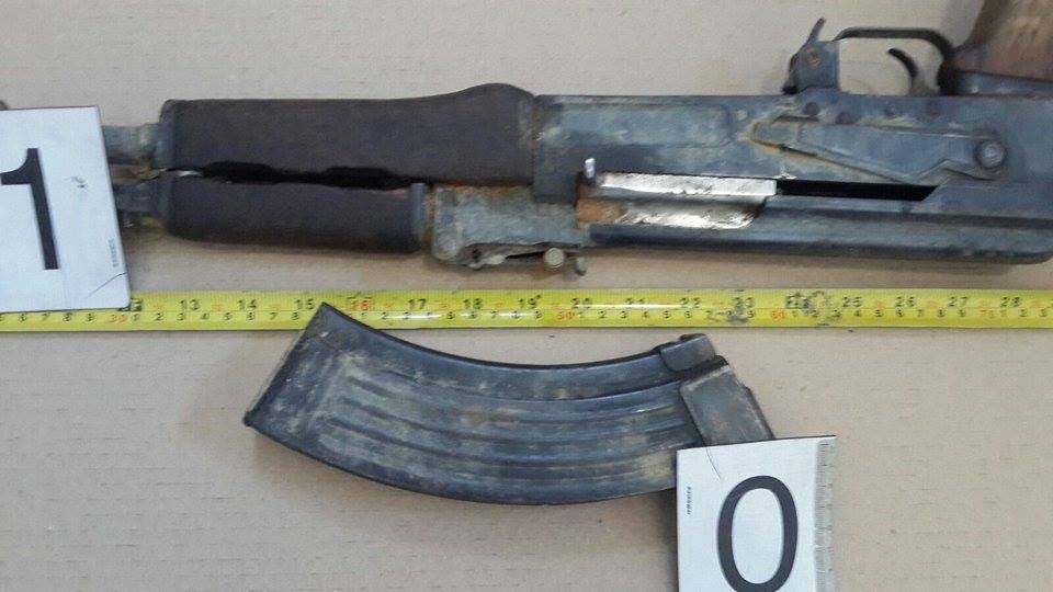 Peqin, policia parandalon një ngjarje kriminale, djali kanos babain me automatik