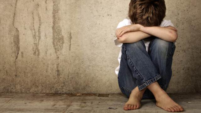 Ndodh në Paskuqan, fton shokun në shtëpi për të luajtur me letra e pirë birra, e rreth dhe e përdhunon