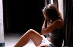 S’bënte dot fëmijë me burrin, ai
e lejon ta provojë me babain e tij