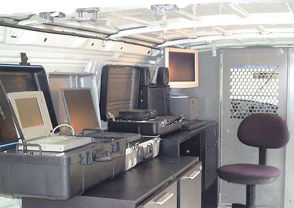 DETAJE/ Fshehja e pajisjes përgjuese në Polici, e dokumentuar me foto nga Prokuroria