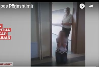 VIDEO/Mbytet në lotë pasi u kap duke kopjuar në provim