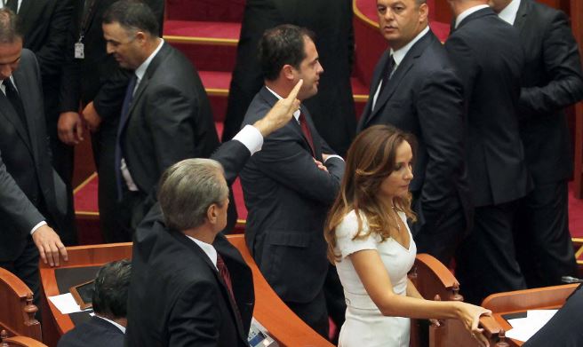 TENSION/Deputetët e opozitës ndalojnë ministrin Beqja të flasë