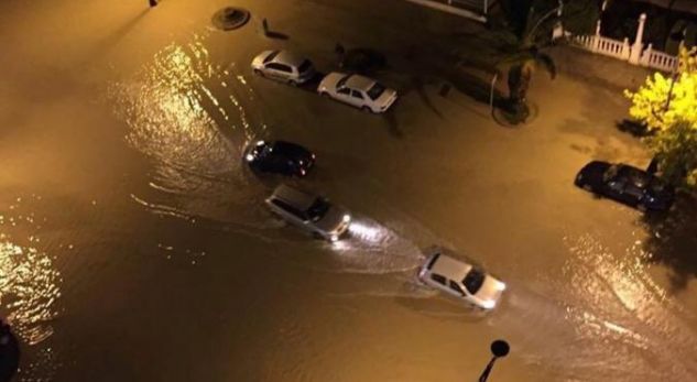 Vlorë, shiu përmbyt qytetin dhe bllokon rrugët