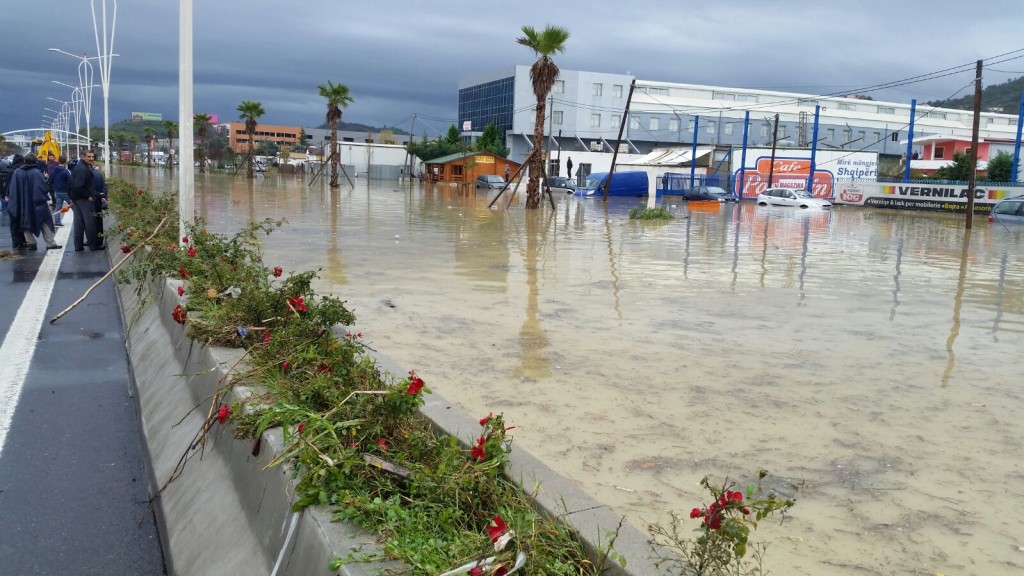 Përmbytjet në autostradë, dëmi 10 milionë Euro, qeveria braktis bizneset