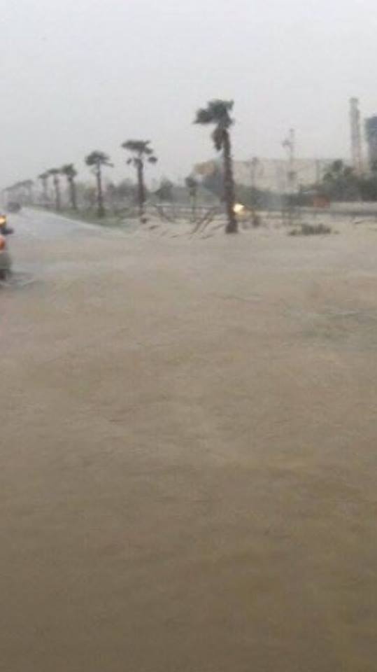 AUDIO/Autostrada e palmave përmbytet, jashtë ujit vetëm shtyllat