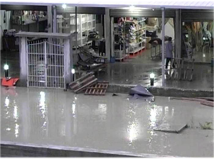 Gjanica del nga shtrati, përmbyten banesa e biznese në dy lagje të Fierit