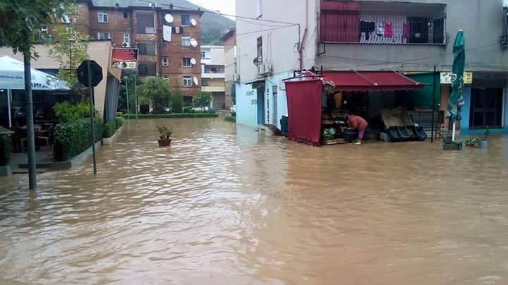 VIDEO/Përmbytjet në Paskuqan, uji kthen makinat ne varka