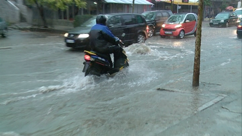 Përmbytje në Tiranë, dallgë të mëdha në Durrës dhe Vlorë