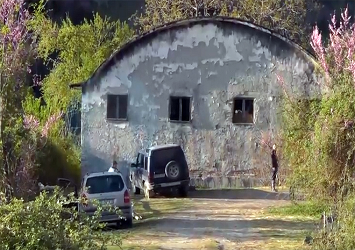 VIDEO/ Përmet, policët bëjnë rolin e hamejve dhe rojeve të magazinës së drogës