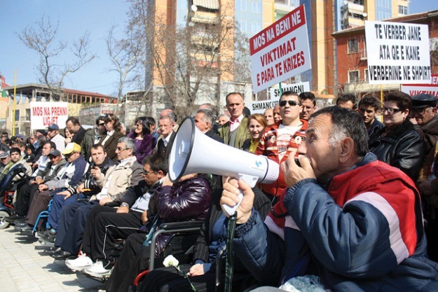 Pagesat për invalidët, qeveria u shton një bukë më muaj