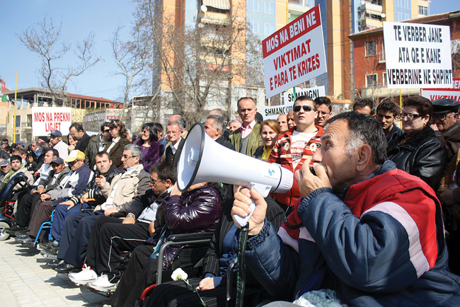 Qeveria gjen çelsin për kapërcimin e krizës, shkurton 400 milionë lekë fondin për invalidët