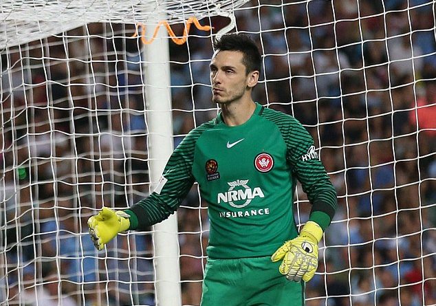 VIDEO LAJM/ Tifozët hedhin gjarpërinj në drejtim të portierit