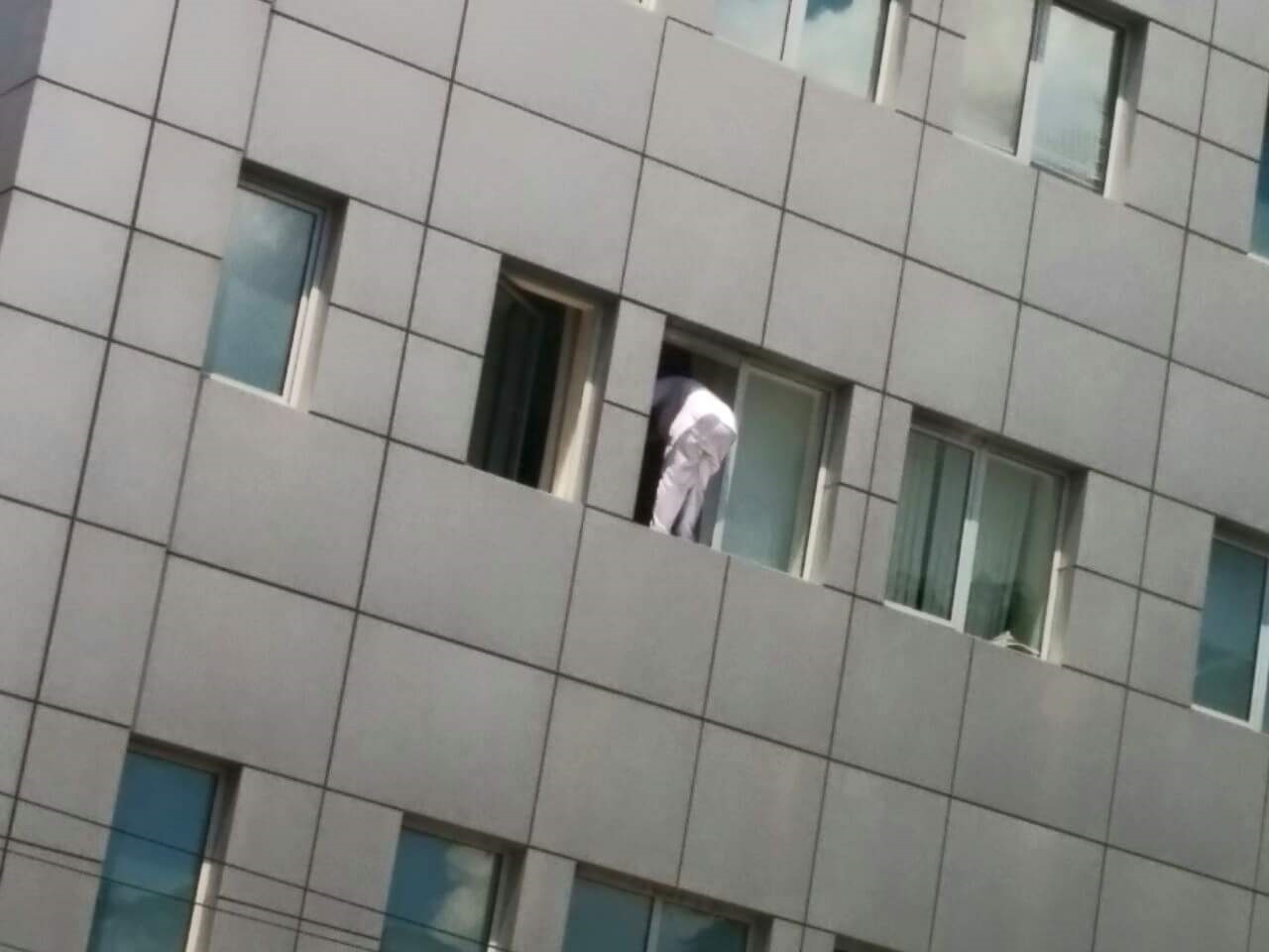 FOTO LAJM/ Tiranë, guximi që të lë pa fjalë i pastrueses së një spitali privat