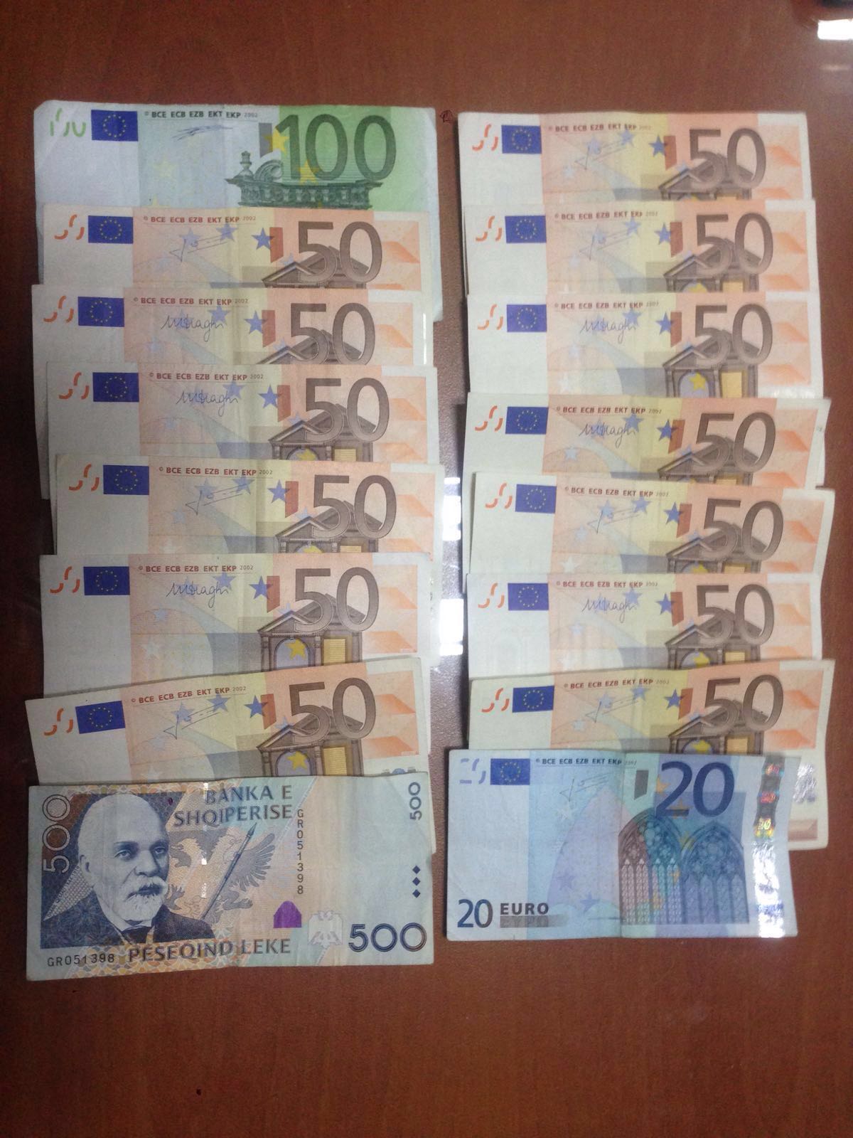 Kavajë, grabitën lekë në një banesë, në pranga dy adoleshentë