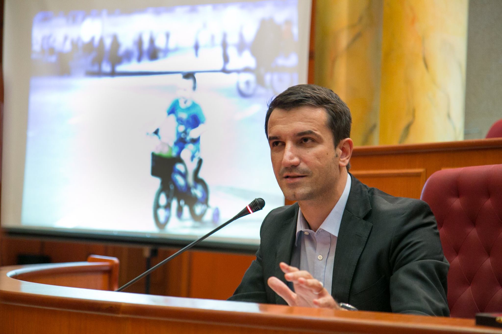 “Na trego, sa njerëz paguan me taksat tona për imazhin tënd?”