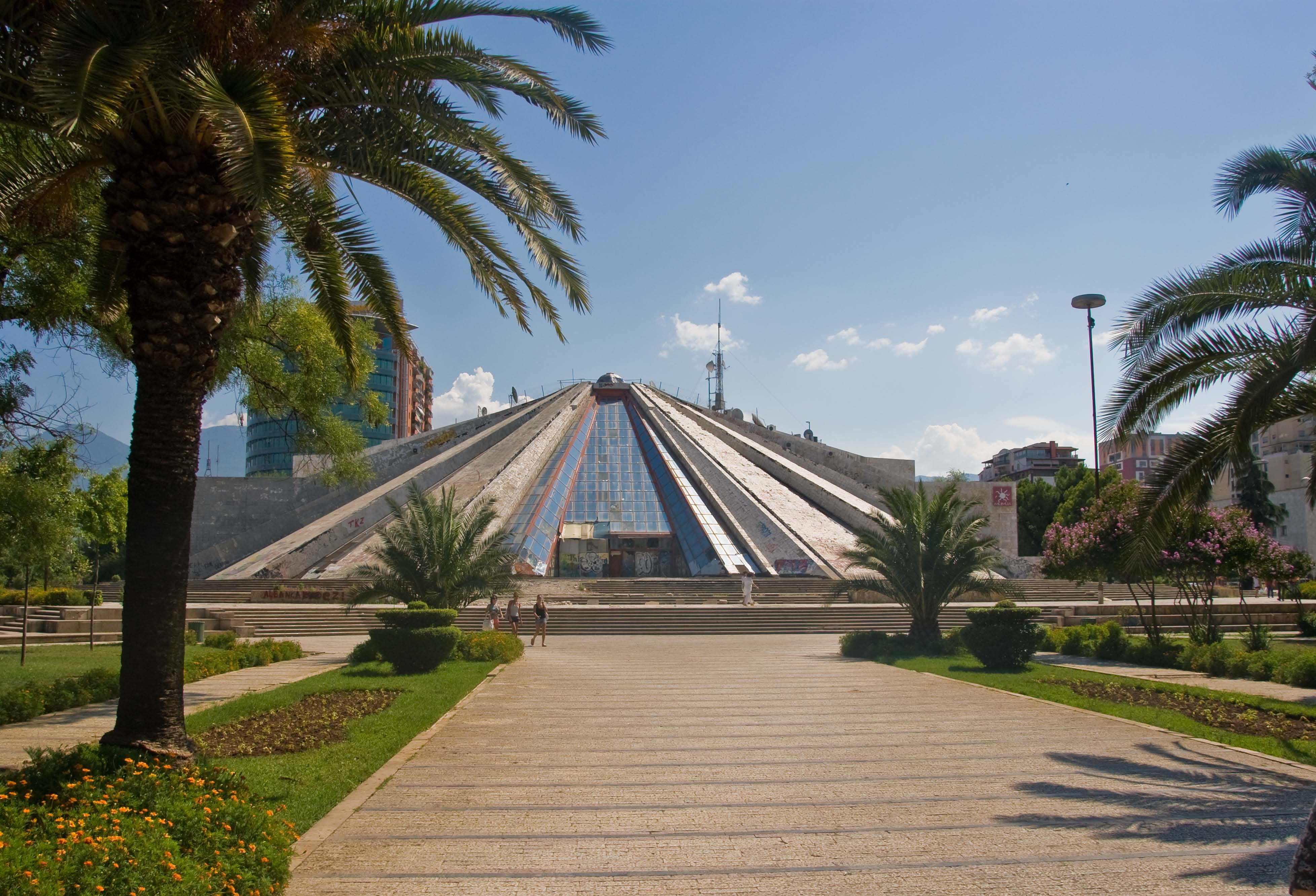 I moshuari që tentoi ti vinte flakën vetes tek Piramida, përfundon në spitalin psikiatrik