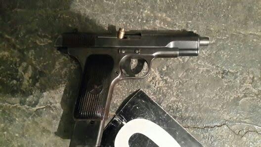 Elbasan, shokët hanë e pinë në lokal, nxjerrin armët e mjetet e ftohta dhe rrihen midis tyre